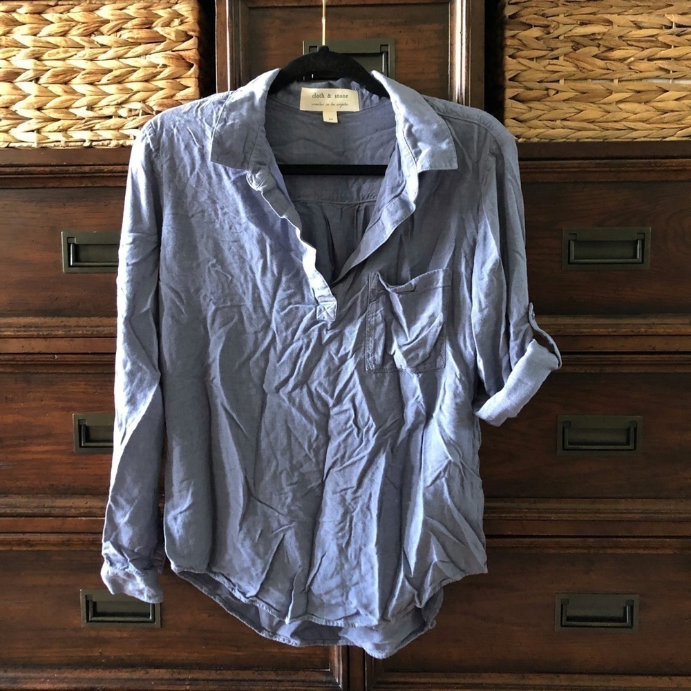 Cloth & Stone chambray roll tab sleeve v-neck blouse in size M